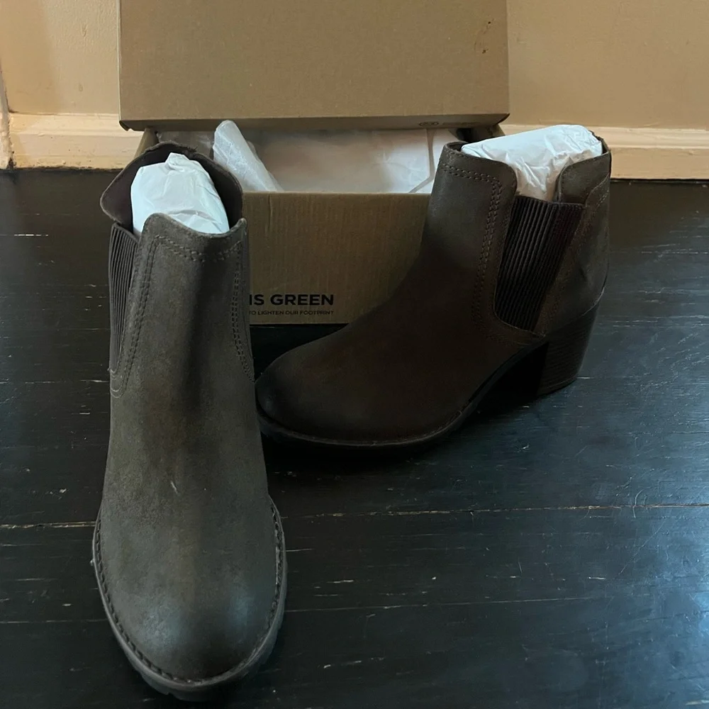 New Clarks Leda Up Brown Suede Leather Chelsea Boots Heeled Lug Sole NIB 8.5